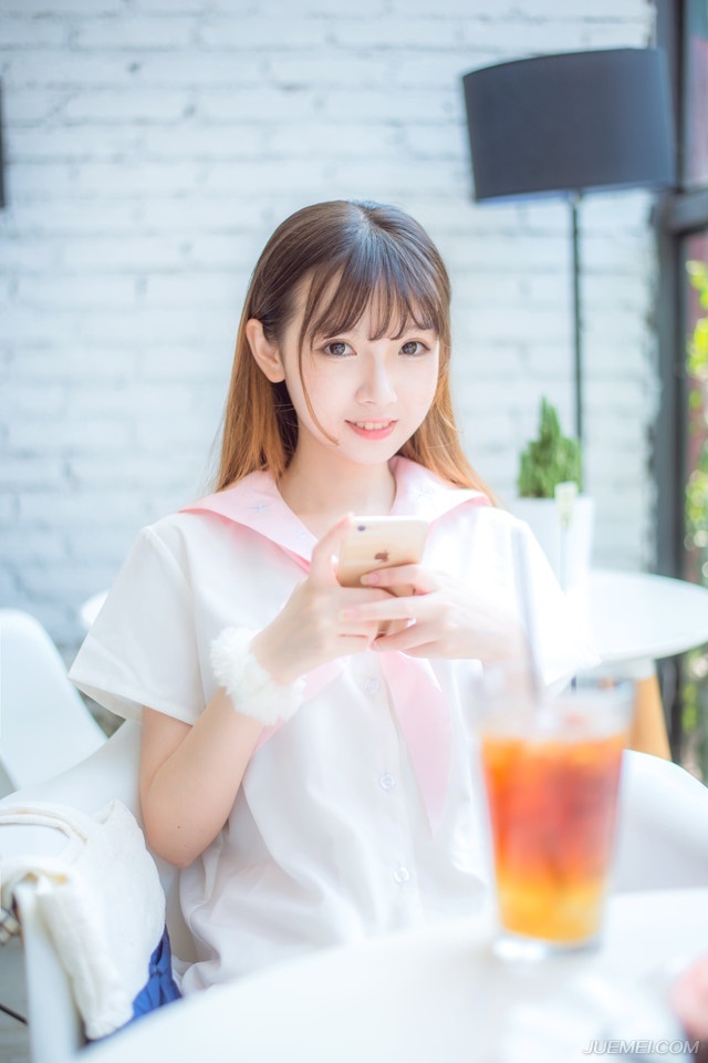 “久闻鹿门书院，凤雏之名，乃冠军侯座下首屈一指的谋士，今日一见，果然不同凡响，在下邓贤，见过士元先生。”邓贤看了看刘璝，又看了看卓扬，心中无奈的叹了口气，也罢，如今刘璋昏庸，军心动乱，已经没人愿意再为刘璋效命，吕布，或许也是个不错的选择。